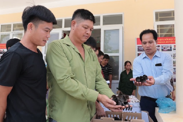 Người dân xã Kim Quan huyện Yên Sơn nhận ga giống