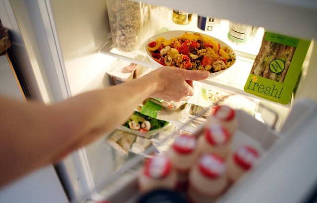 Thức ăn thừa cần được bảo quản trong tủ lạnh và có đồ đựng riêng biệt và đậy kín