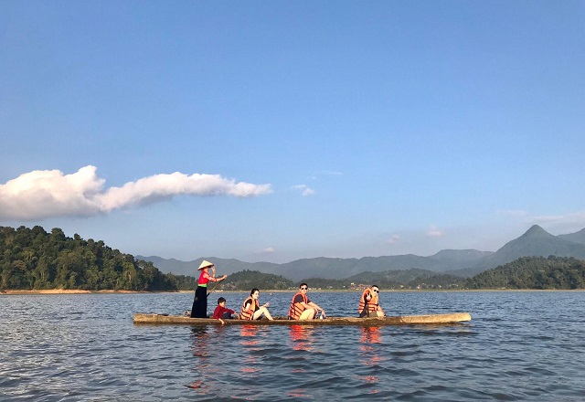 Chèo thuyền độc mộc trên hồ Pá Khoang