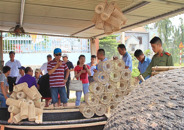 Du khách đến tham quan làng nghề truyền thống ngư cụ Hưng Học