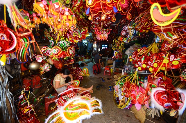 Xóm đạo Phú Bình có truyền thống làm đèn lồng hơn nửa thế kỷ ở Sài thành lại bước vào mùa nhộn nhịp
