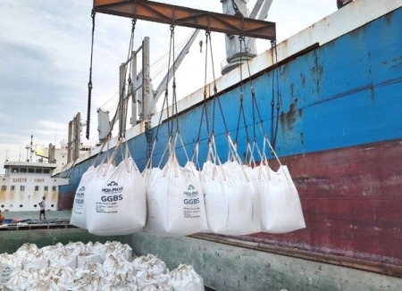 Việt Nam lần đầu xuất khẩu xỉ hạt lò cao nghiền mịn