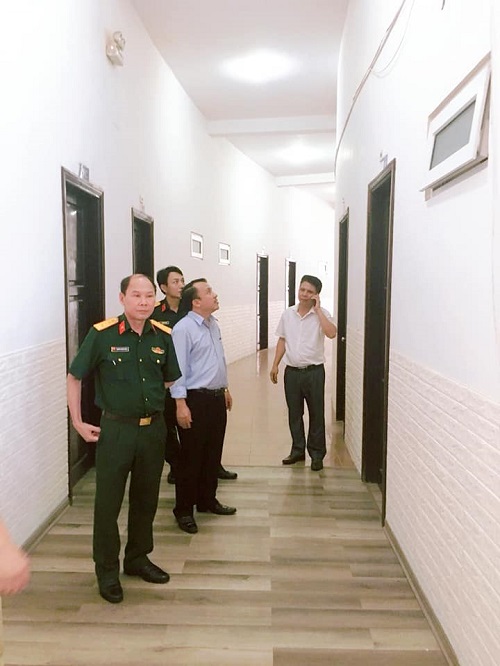 Cùng ngày, lãnh đạo Sở Y tế và lãnh đạo Bộ chỉ huy Quân sự tỉnh Nghệ An đã thị sát địa điểm chuẩn bị đầy đủ mọi điều kiện thuận lợi nhất cho đoàn cán bộ y, bác sĩ từ Đà Nẵng trở về cách ly tập trung tại Khách sạn ARMY, thị xã Cửa Lò.