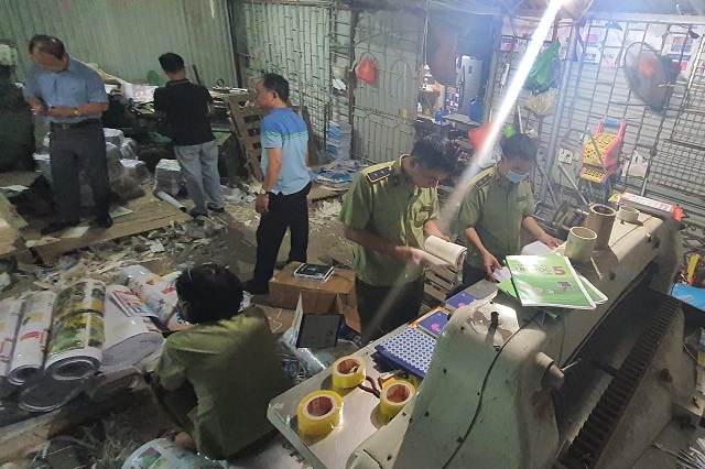 Thu giữ hàng tấn sách thành phẩm giả NXB Giáo dục Việt Nam tại Hà Nội