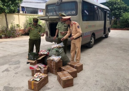Lạng Sơn: Phát hiện 2.000 chân gà nhập lậu trôi nổi trên thị trường