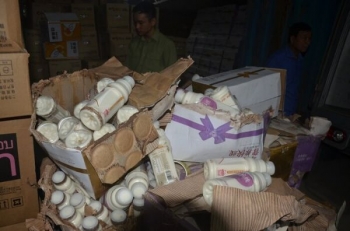 Hà Nội: Bắt 10 nghìn chai sữa chua lậu từ Trung Quốc