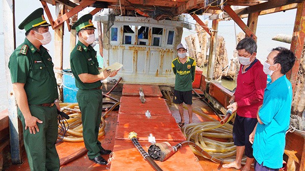 Cà Mau: Điều tra, xử lý hai tàu cá mua bán dầu trái phép trên biển