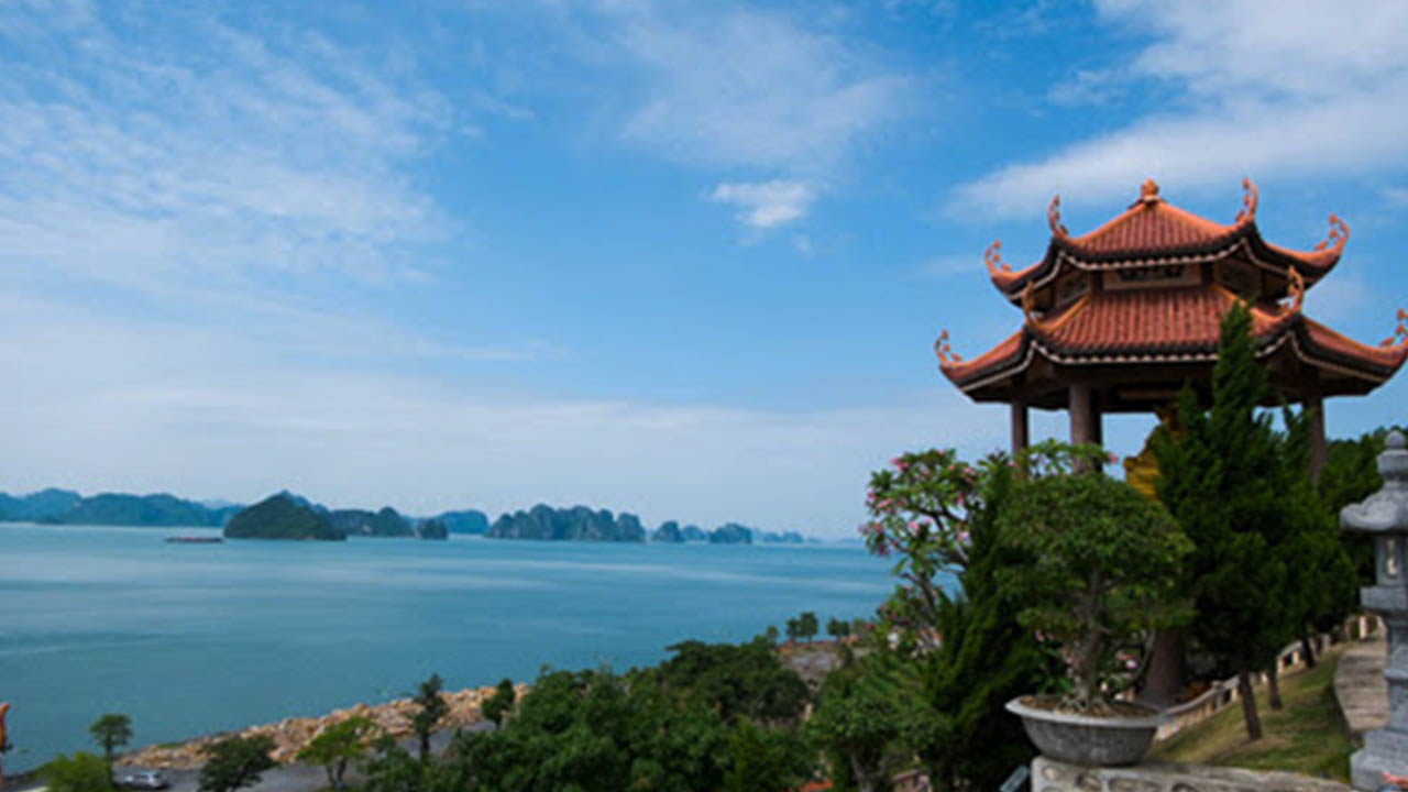 Chùa Cái Bầu là ngôi chùa ven biển đẹp nhất Quảng Ninh.