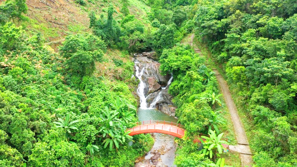 Khám phá danh thắng thác Pạc Sủi 16 tầng ở Tiên Yên