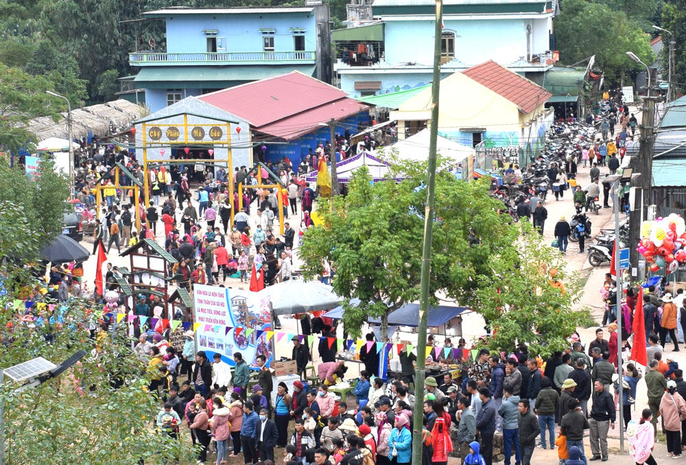 Chợ phiên Hà Lâu rất đông đúc trong ngày Lễ hội
