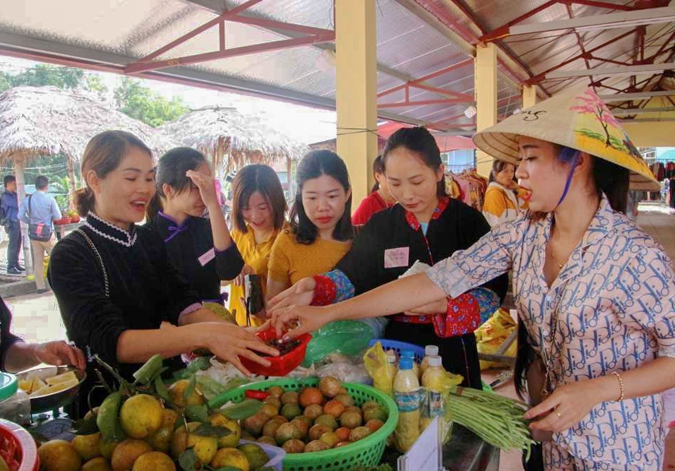 Chợ phiên trở thành nơi giao thương quen thuộc mỗi cuối tuần của đồng bào DTTS tại Quảng Ninh. Đồng thời cũng là điểm du lịch văn hóa dân tộc được du khách lựa chọn.