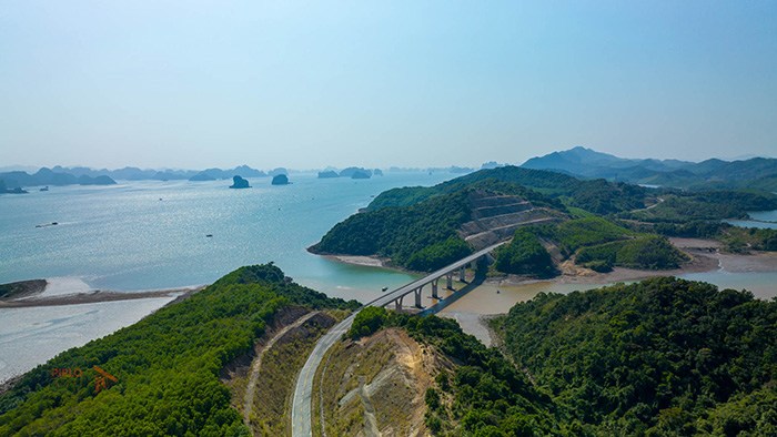 Cây cầu ở Quảng Ninh có cảnh đẹp nín thở như biển Nha Trang, lại thêm cái tên đặc biệt - 3