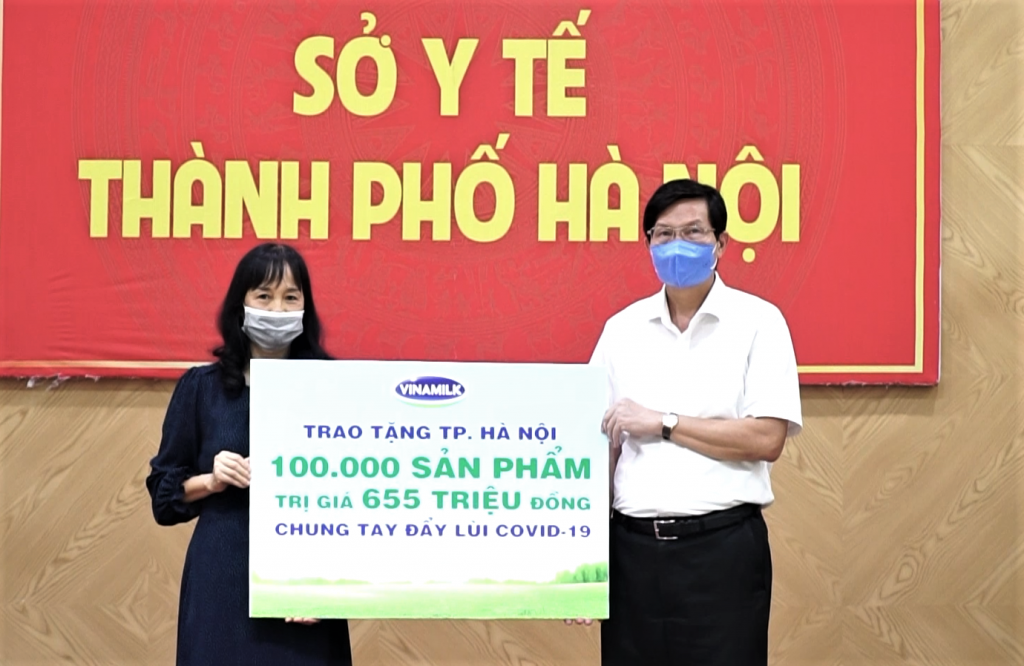 Gần 100.000 sản phẩm, tương đương hơn 655 triệu đồng, đã được Vinamilk trao tặng đại diện Sở Y tế TP. Hà Nội
