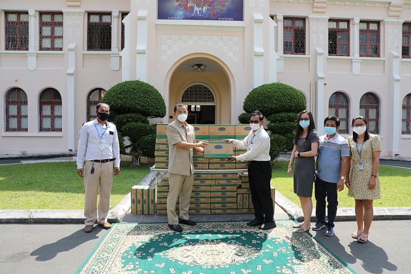 Đại diện nhà máy Angkormilk trao tặng sản phẩm cho đại diện chính quyền để giúp đỡ người dân thủ đô Phnom Penh