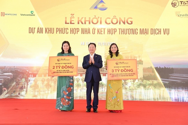 Ông Đỗ Quang Hiển, đại diện Tập đoàn T&T Group trao 5 tỷ đồng ủng hộ thành phố Long Xuyên thực hiện công tác an sinh xã hội và tổ chức các sự kiện chào mừng Tết nguyên đán Tân Sửu trên địa bàn thành phố.