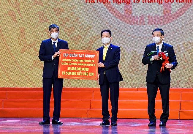 Ông Đỗ Quang Hiển, Chủ tịch HĐQT kiêm Tổng Giám đốc Tập đoàn T&T Group (đứng giữa) trao ủng hộ 30 tỷ đồng cho Chương trình “Hà Nội chung tay hành động đẩy lùi dịch Covid-19 cho Lãnh đạo TP Hà Nội.