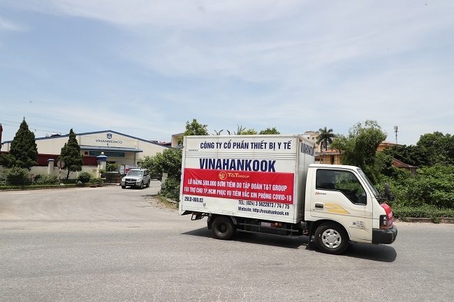 Lô hàng rời Nhà máy của Công ty thiết bị y tế VINAHANKOOK tại Hà Nội để vận chuyển vào TPHCM bằng đường hàng không.