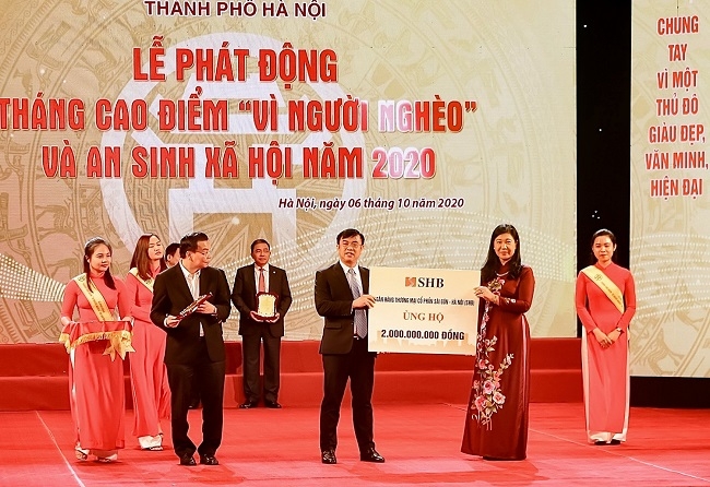 Tổng Giám đốc Ngân hàng SHB – Ông Nguyễn Văn Lê (bên trái) trao ủng hộ Quỹ Vì người nghèo của thành phố Hà Nội