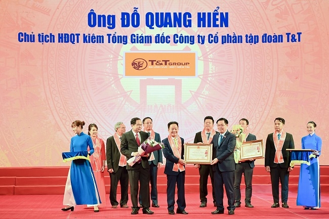 Ông Đỗ Quang Hiển - Chủ tịch HĐQT kiêm TGĐ Tập đoàn T&T Group vinh dự được Đảng và Nhà nước trao tặng Huân chương Lao động hạng Nhất vì những đóng góp tích cực vào sự nghiệp xây dựng chủ nghĩa xã hội và bảo vệ Tổ Quốc.