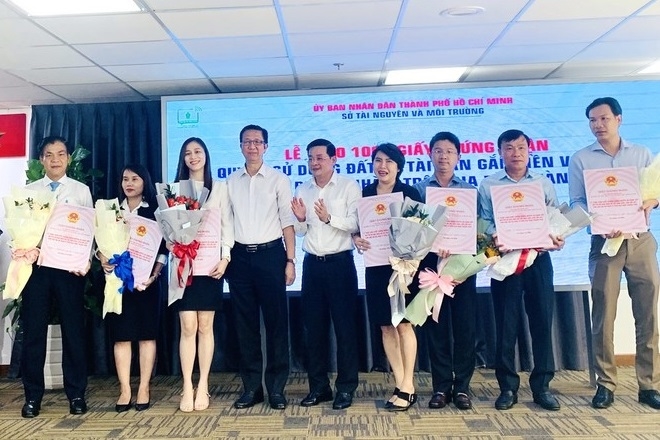 Sở Tài Nguyên và Môi trường TP HCM tổ chức lễ trao hơn 1.000 giấy chứng nhận quyền sử dụng đất và tài sản gắn liền với đất cho 16 đơn vị đã hoàn thành các quy trình, thủ tục đầu tư, xây link đăng nhập fun88ng link đăng nhập fun88 án theo quy định. Ảnh: Plo
