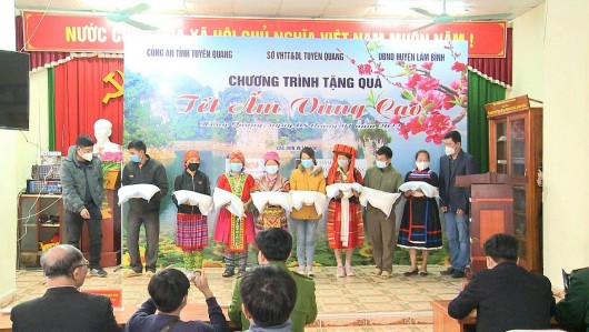 Tuyên Quang: Chương trình "Tặng quà Tết ấm vùng cao" do Đại tá Đỗ Tiến Thùy kêu gọi