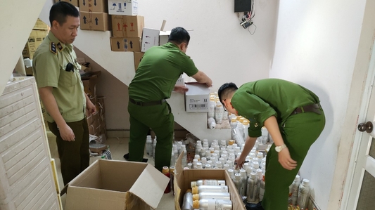 Hàng trăm hộp mỹ phẩm, nước hoa nhập lậu bị thu giữ tại Tuyên Quang