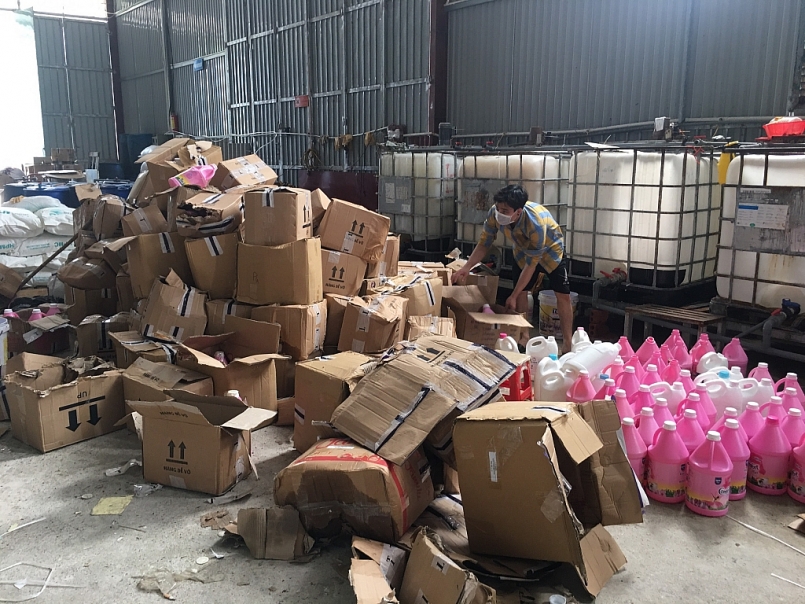 Trên 2.000 can nước giặt nhãn D-nee, trên 400 can nước giặt nhãn Comfort cũng hàng nghìn vỏ thùng carton, vỏ can nhựa bán thành phẩm trong một kho hàng tại thôn Chợ Nga, xã Thanh Xuân, Sóc Sơn, Hà Nội 