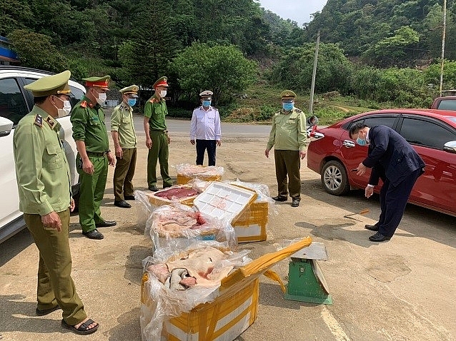 Lực lượng tiến hành khám xe ô tô biển kiểm soát 89B-014.72 do ông Nguyễn Quốc Toàn là lái xe kiêm chủ hàng
