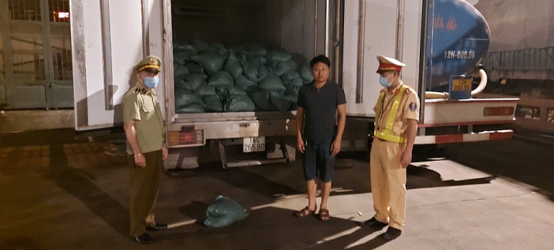 Đội QLTT số 8, Cục QLTT Quảng Ninh phối hợp với Phòng Cảnh sát giao thông (Công an tỉnh) tiến hành khám xe tải biển kiểm soát soát 14C- 265.80 đang lưu thông hướng Lạng Sơn - Tiên Yên