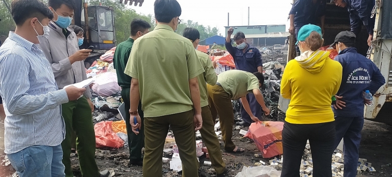 Lực lượng chức năng tỉnh Tây Ninh đang tập trung lượng thuốc lá khủng để tiêu hủy
