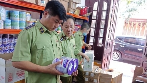 Thái Bình: Tạm giữ hàng trăm hộp sữa bột và mỹ phẩm nghi nhập lậu