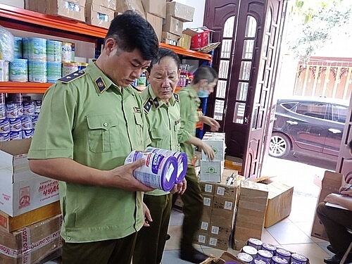 Đội QLTT số 1 - Cục QLTT Thái Bình đã kiểm tra đột xuất cửa hàng kinh doanh thực phẩm sữa bột, mỹ phẩm các loại do bà Nguyễn Thị Chung làm chủ