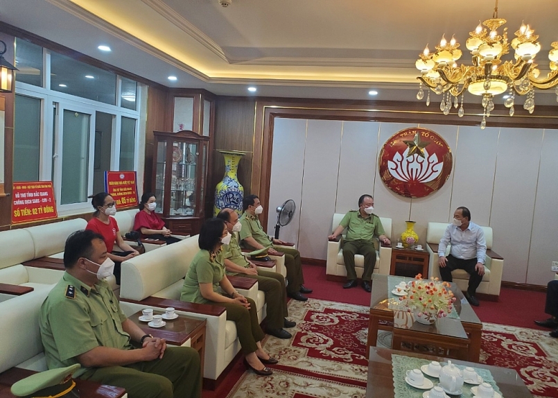 Tổng cục trưởng Trần Hữu Linh cùng đoàn CB-NV lắng nghe chia sẻ từ ông Trần Công Thắng - Chủ tịch Ủy ban Mặt trận Tổ quốc Việt Nam tỉnh Bắc Giang
