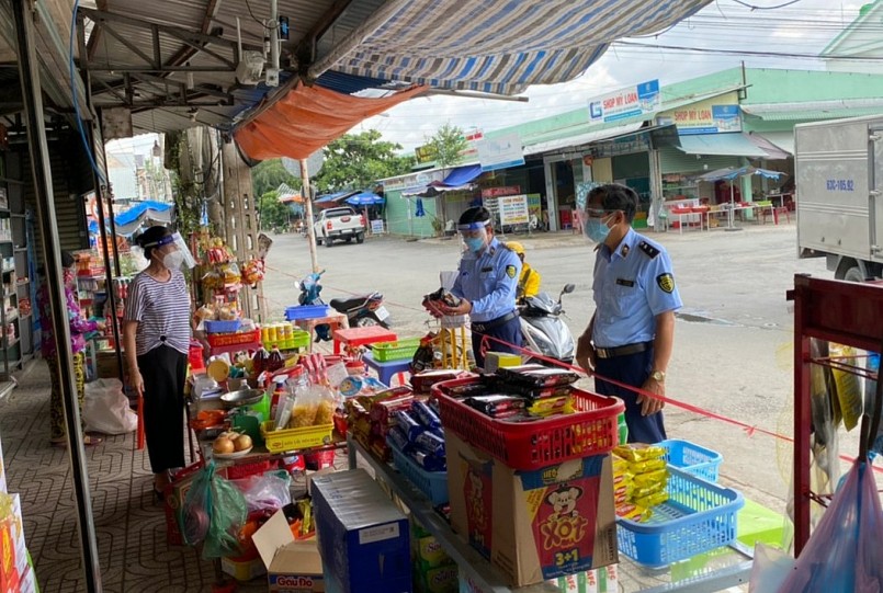Đội QLTT số 3 giám sát tại chợ trên địa bàn huyện Tân Phước