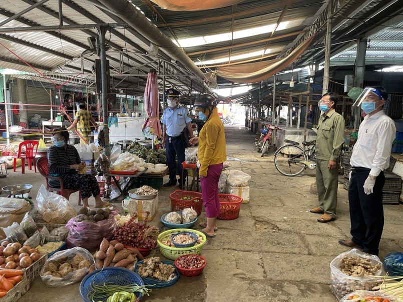 Đội QLTT số 4 giám sát tại chợ trên địa bàn huyện Gò Công Tây