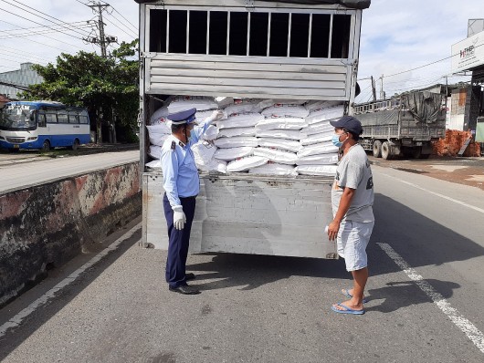 Tiền Giang: Phát hiện 02 ô tô tải "luồng xanh" vận chuyển 4,6 tấn phân bón vi phạm