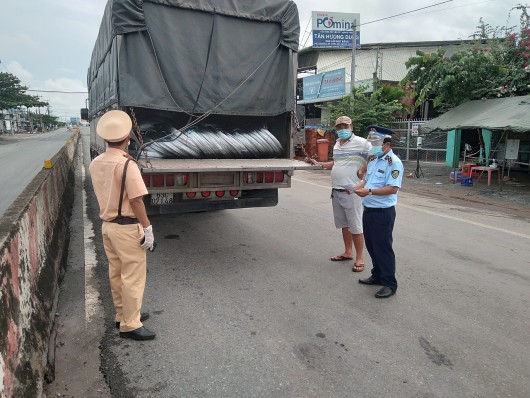 Thu giữ 14 tấn thép cuộn vi phạm nhãn trên xe “luồng xanh”