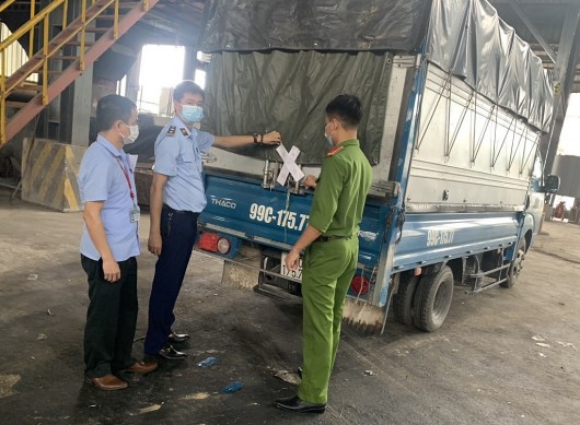 Cục QLTT Bắc Ninh tiêu hủy hơn 10 tấn găng tay cao su và găng tay y tế vi phạm