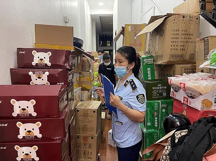 Gần 5 tấn bánh kẹo và khoảng 1.000 chai sữa, nước cốt lẩu,... không rõ nguồn gốc xuất xứ được lực lượng chức năng phát hiện tại cơ sở kinh doanh của ông Trần Ngọc Chiến tại Thanh Hóa.