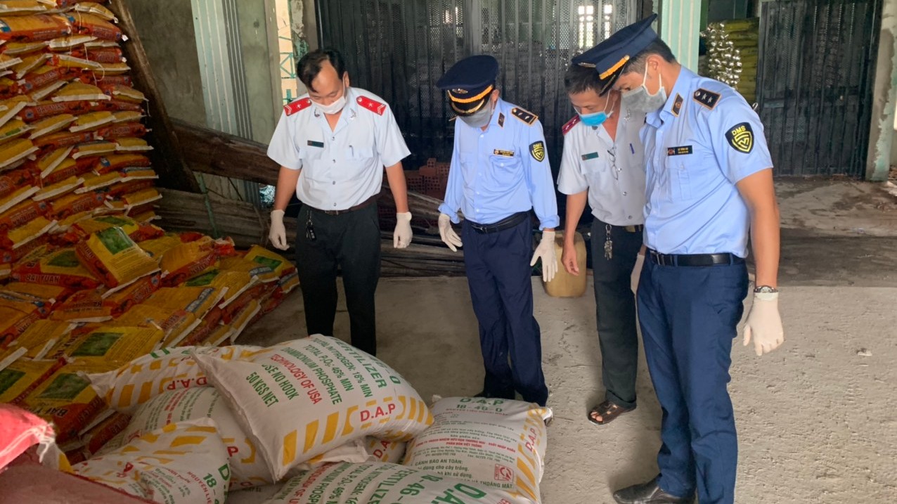 Phát hiện 9,6 tấn phân bón vi phạm nhãn tại An Giang