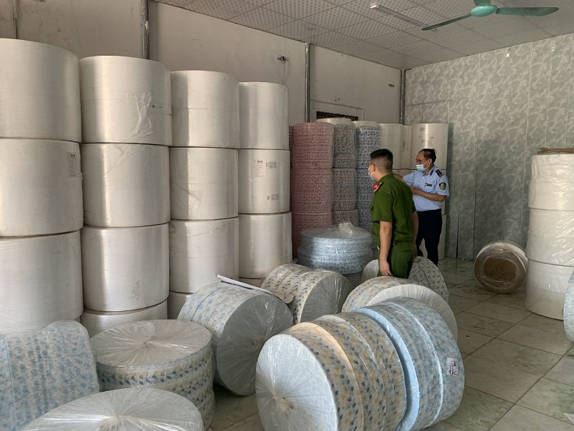 Tại thời điểm kiểm tra, Đoàn kiểm tra phát hiện 4 tấn vải không dệt màu xanh khổ 17,5cm do Trung Quốc sản xuất không có hóa đơn chứng từ