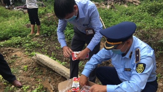 Hà Giang tiêu hủy 8.400 gói chân gà Trung Quốc nhập lậu