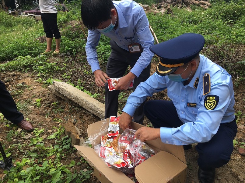 8.400 gói chân gà do Trung Quốc sản xuất bị tiêu hủy tại bãi rác tổ 1, phường Minh Khai, thành phố Hà Giang, tỉnh Hà Giang.