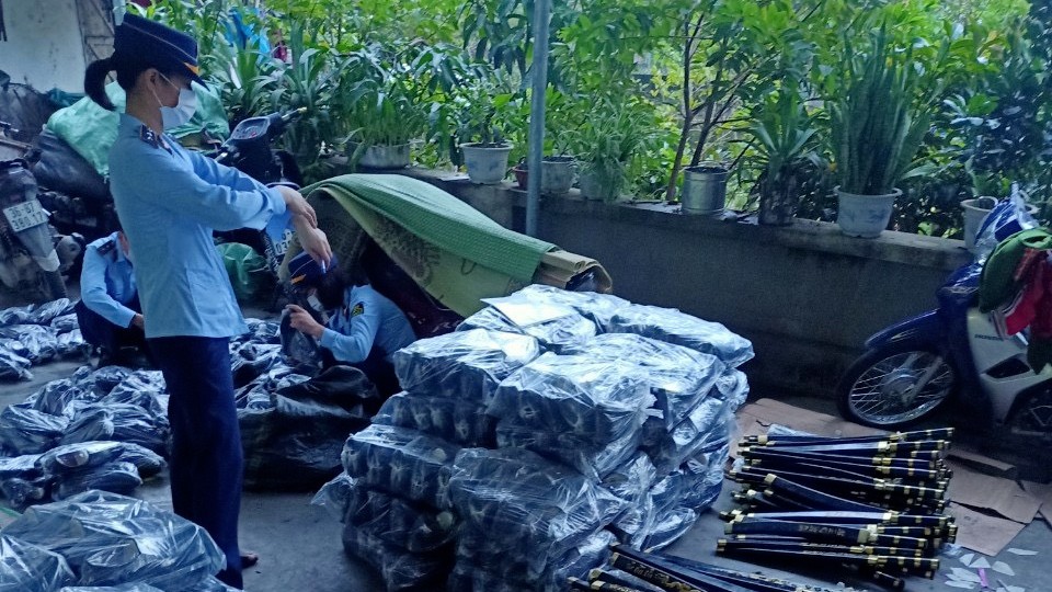 Gần 2.400 đôi giày vi phạm nhãn hàng hóa bị thu giữ tại Thanh Hóa