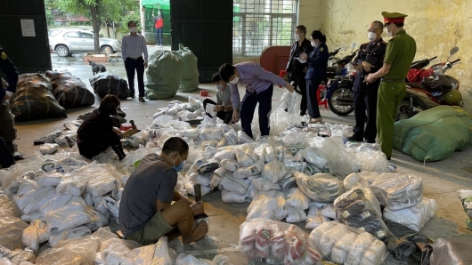 Bắc Ninh tiêu hủy trên 3.000 sản phẩm hàng giả và thực phẩm lậu