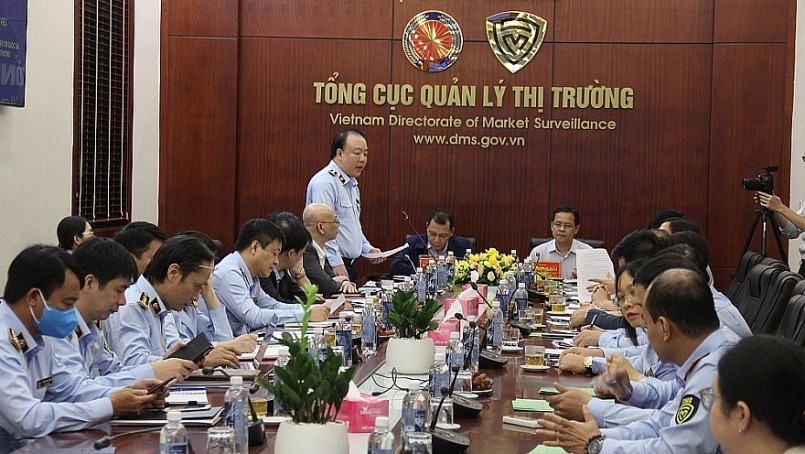Ông Trần Hữu Linh - Tổng Cục trưởng Tổng cục QLTT báo cáo công tác phối hợp đa chiều tại buổi làm việc