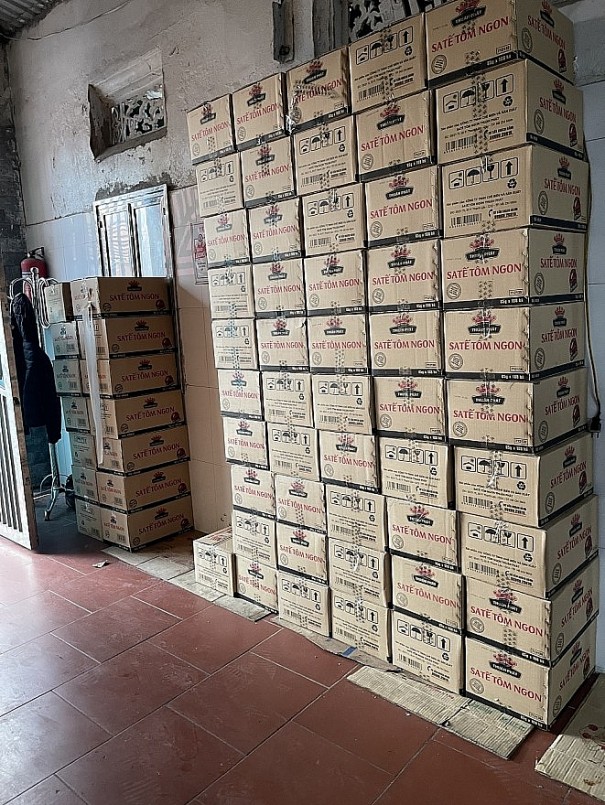 Hàng trăn thùng sản phẩm đã hoàn thành chờ đi tiêu thụ tại Hà Nội khi bị đoàn công tác ập vào kiểm tra
