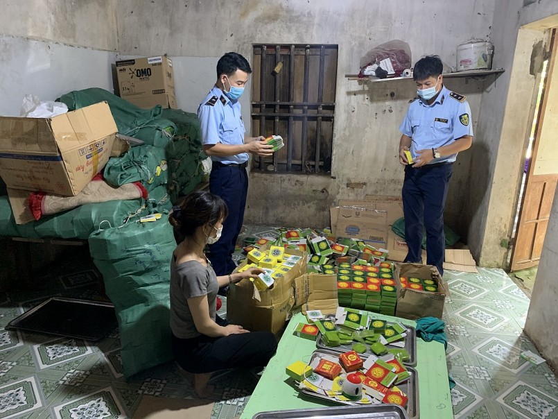 525 chiếc bánh thành phẩm các loại mang nhãn hiệu Nguyên Ninh, 35.000 chiếc vỏ hộp bánh mang nhãn hiệu Nguyên Ninh, 3 hệ thống máy cùng nguyên liệu, phụ gia để sản xuất bánh bị bắt giữ