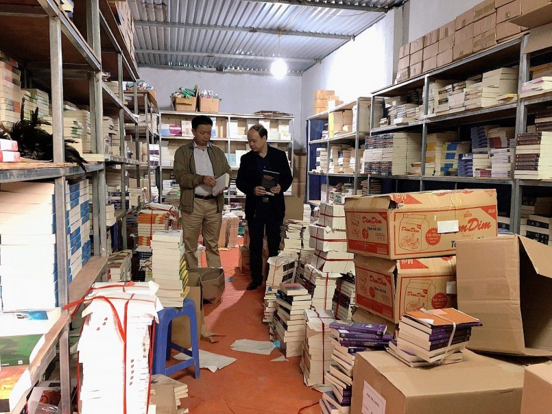 Thu giữ hàng chục tấn sách nghi in lậu tại Hà Nội